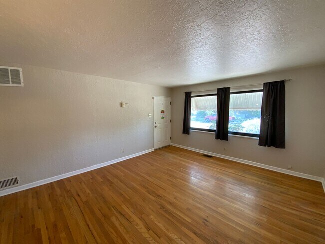 Building Photo - 3 Bedroom Single Story Home Near Gibson Blvd SE & Louisiana Blvd SE!