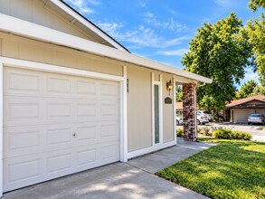 Building Photo - 5926 Hilltop Dr