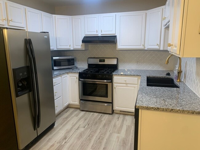 Building Photo - Beautiful updated 3 Bedroom 2 Bathroom Hom...