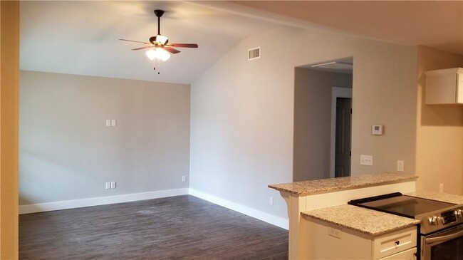 Building Photo - 445 Oakwoods Dr