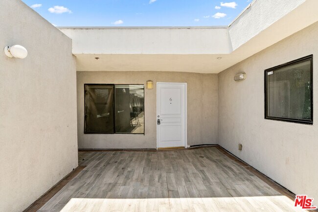 Foto del edificio - 6815 Baird Ave