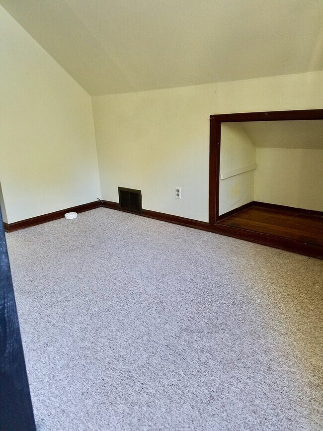 Building Photo - Cute- 2 bedroom house with a bonus room