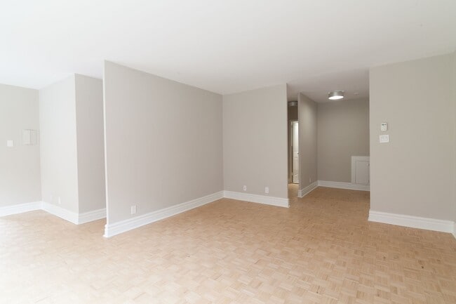 Building Photo - 4555 Av. Bonavista