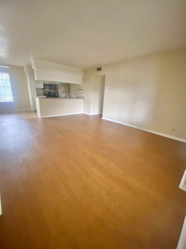 Building Photo - K002 - Pointe #61