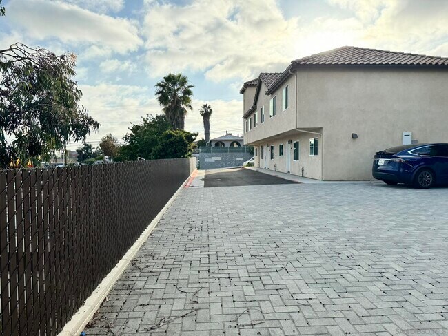 Building Photo - 711 Palm Ave