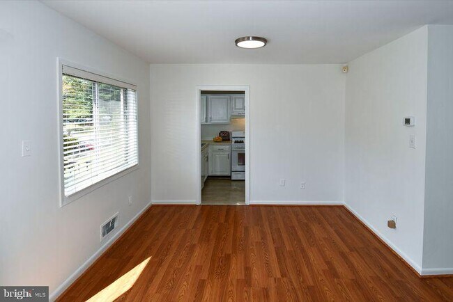 Foto del edificio - 10637 Montrose Ave