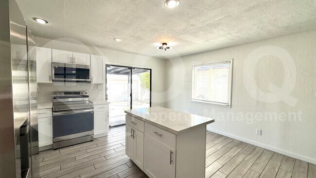 Building Photo - 5334 W Mauna Loa Ln