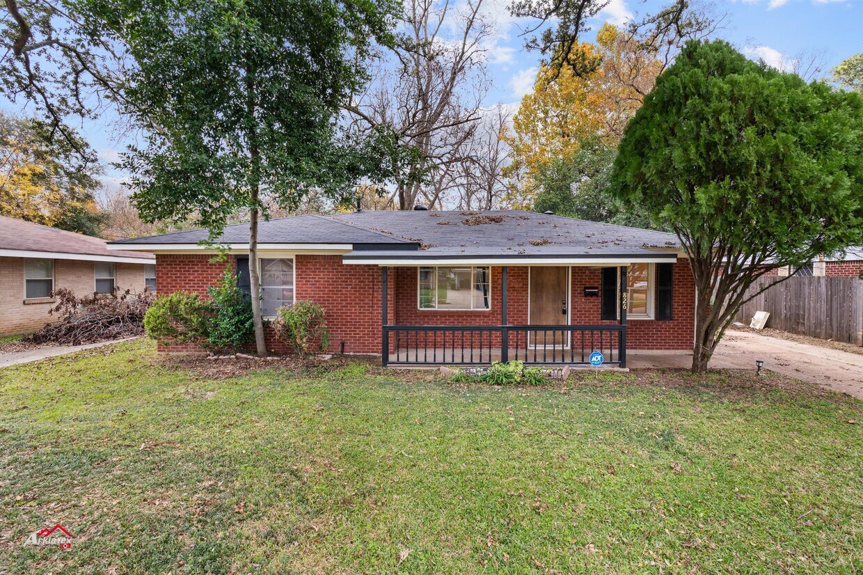 Foto principal - 826 Martha Ln