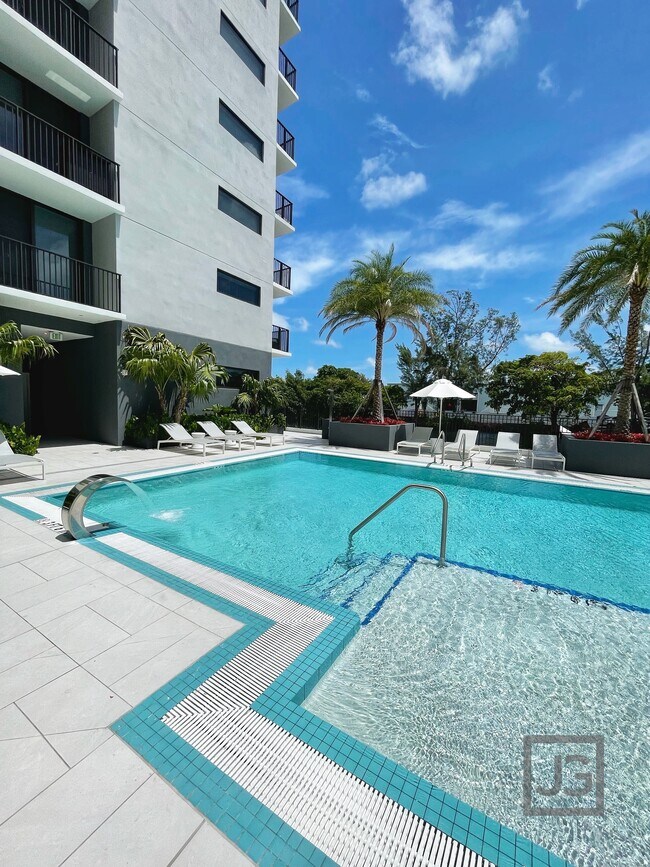 Piscina - 57 NW 14th Ave