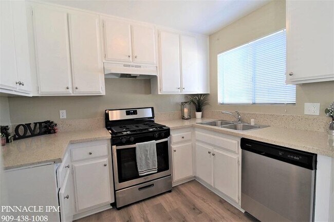 Building Photo - 180 E. La Verne Ave. Apt 7