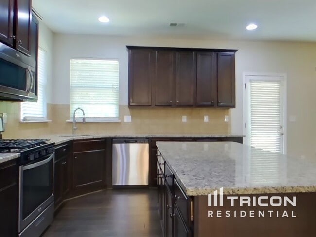 Foto del edificio - 4050 Tarnwood Pl