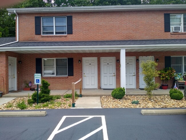 Building Photo - Tanglewood Apartments
