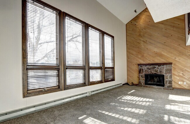 Building Photo - Unique, Rustic, and Spacious Living! Walk ...
