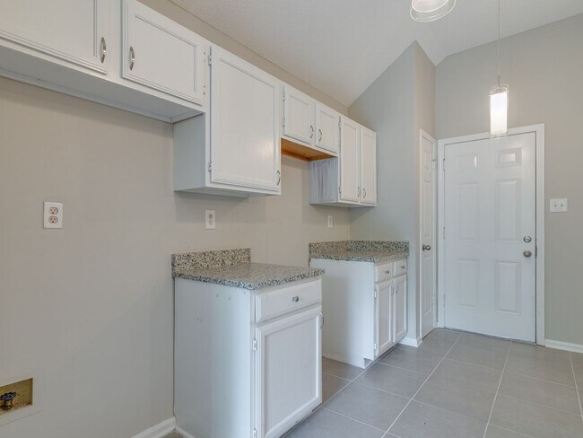 Building Photo - Fully Renovated 3BD/2BA!