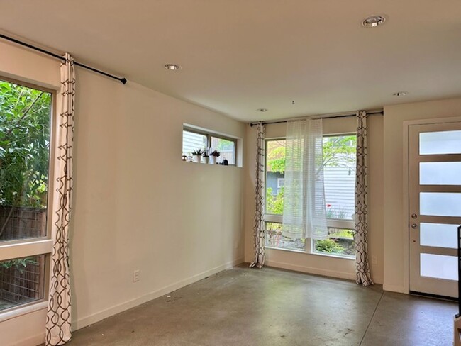 Foto del edificio - 3 Bedroom Queen Anne Townhouse w/rooftop deck