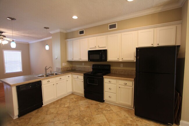 Building Photo - 2 Bedroom/2.5 Bath Available in July!