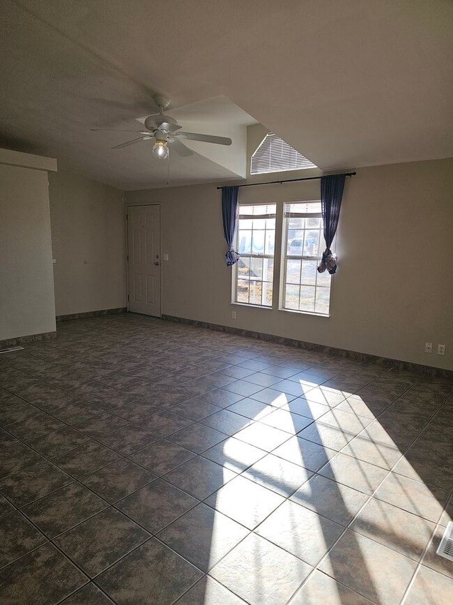 Foto del edificio - LARGE 4 BED HOME IN HORSESHOE RANCH ESTATES