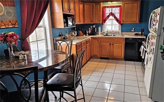 Kitchen with eating area - 3417 Hazel St