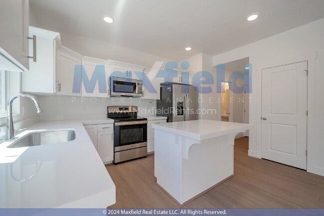 Building Photo - End Unit - 3BD 2.5 BA 2GA - Modern Living