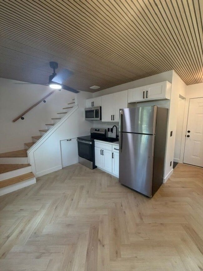 Building Photo - Renovated One Bedroom Stand Alone Apartment
