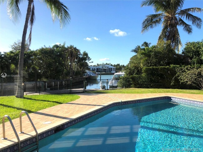 Building Photo - 10 Island Dr