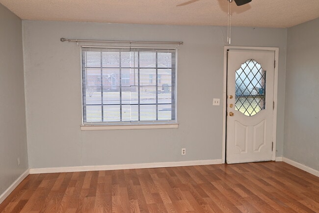 Building Photo - 1616 Phoenix Dr
