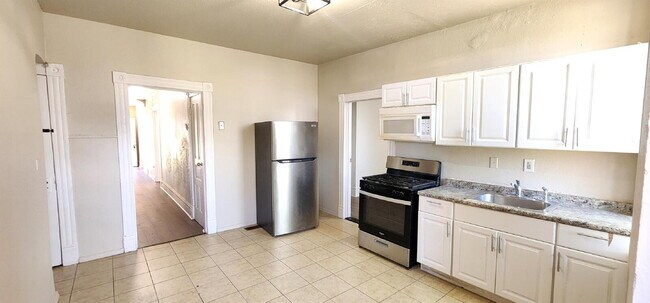 Foto del edificio - Spacious First-Floor 2BR with Bonus Room & Updated Interior – Pet Friendly!