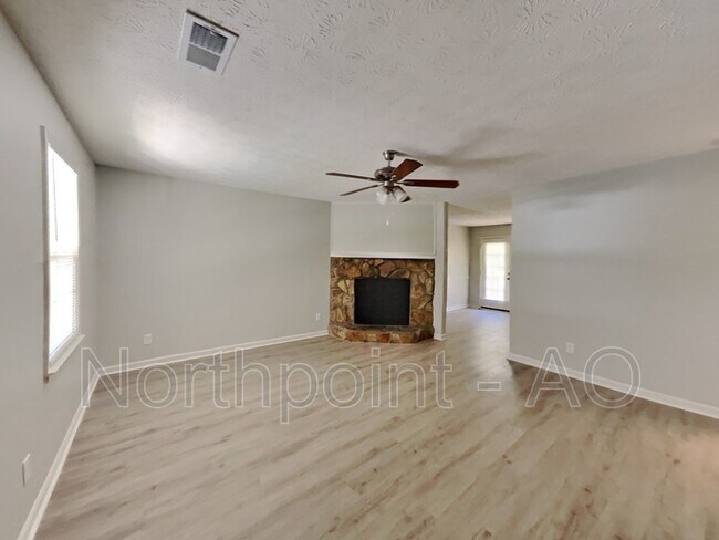 Building Photo - 25 Hidden Pines Dr