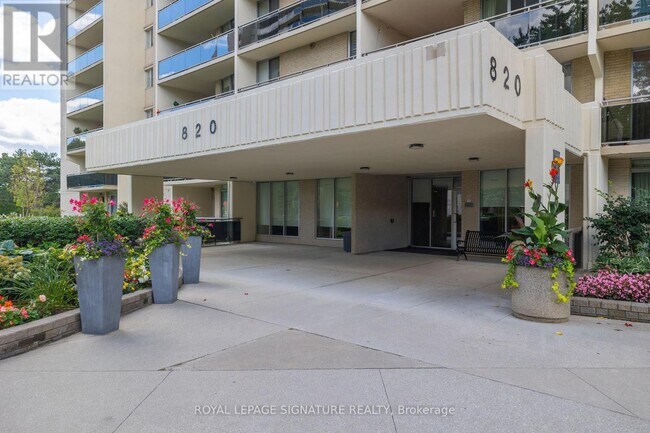 Photo du bâtiment - 820 Burnhamthorpe Rd