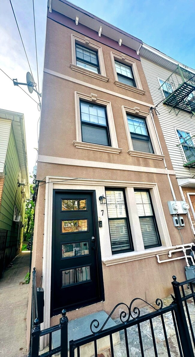 Building Photo - 7 Wallis Ave