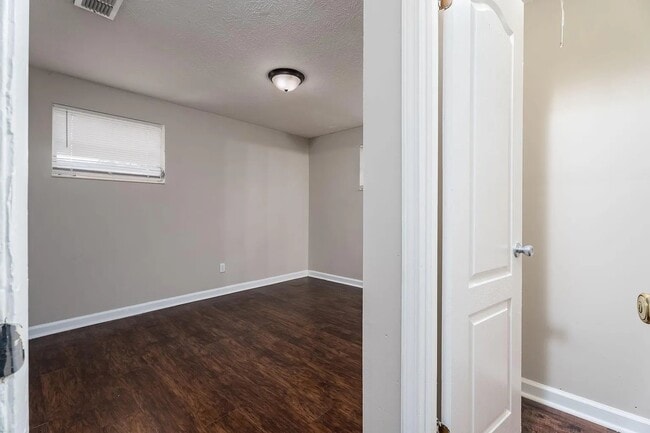 Foto del edificio - 385 Dunwoodie Rd