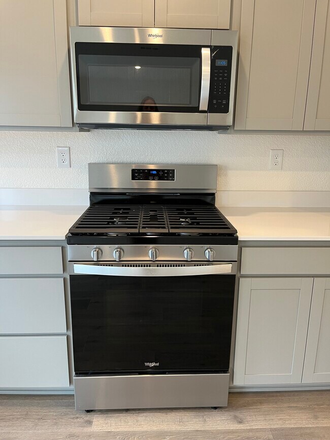 gas range - 7908 Taconite Dr