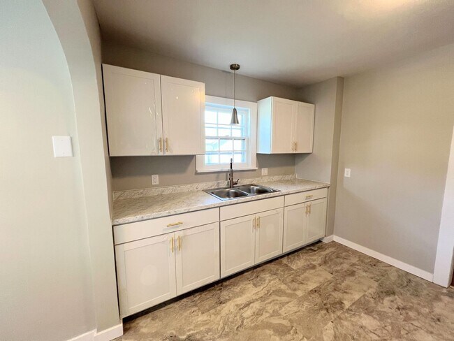 Foto del edificio - 2 bedroom home with two car garage