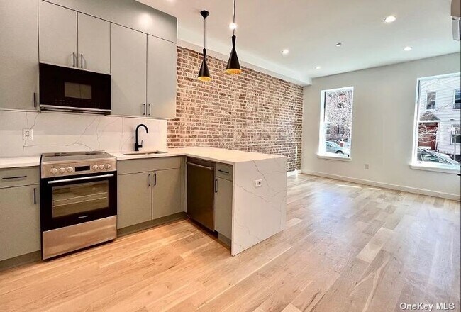 Building Photo - 383 Bleecker St