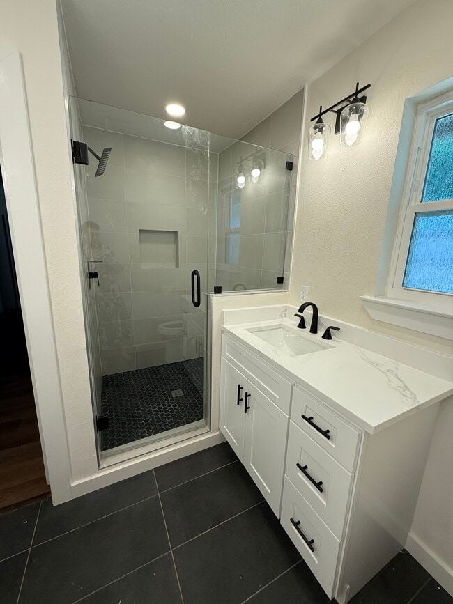 Building Photo - 2402 Lindblad Ct