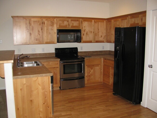 Building Photo - 14964 SW Conor Circle ~ Exceptional Townhome