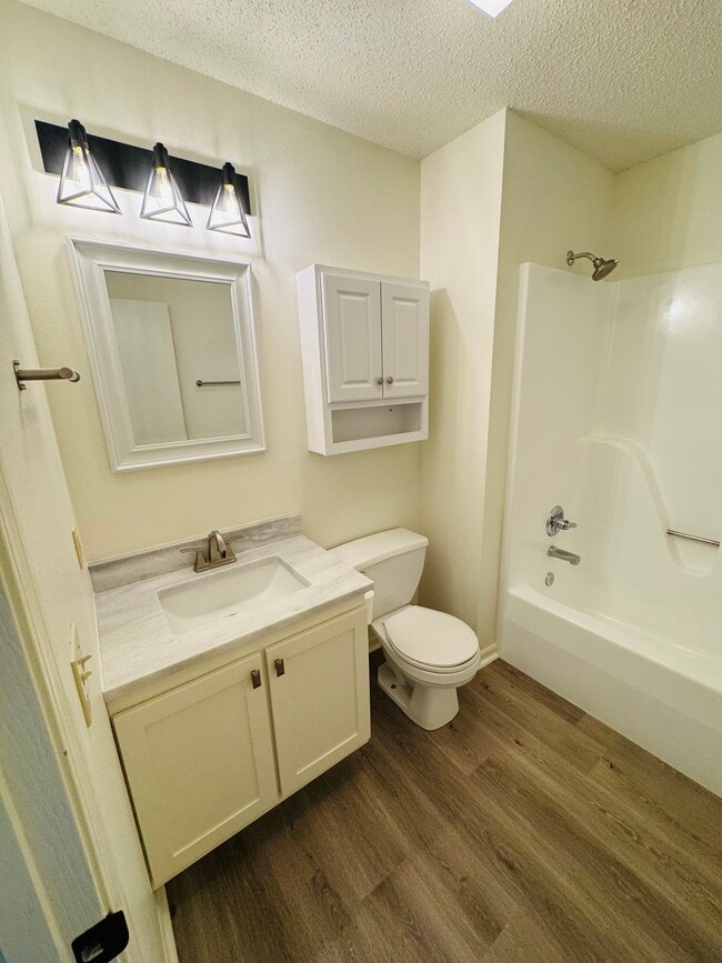 Building Photo - 395