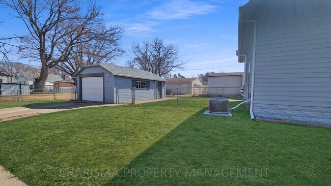 Building Photo - Cozy & Quaint 3 Bedroom House With Lots of Extras!