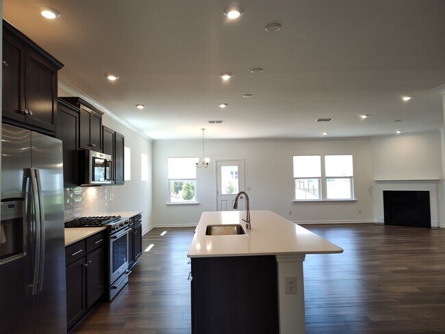 Building Photo - Move-in Ready home Located in The Parkside...