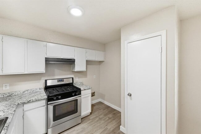 Building Photo - 2204 Donahue Ln