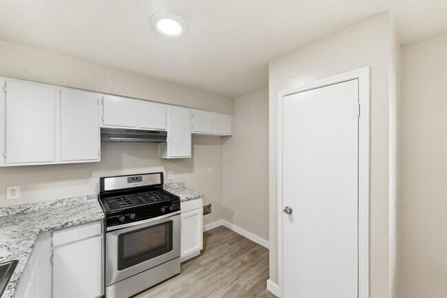 Foto del edificio - 2204 Donahue Ln