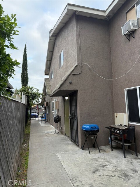 Foto del edificio - 221 E 25th St