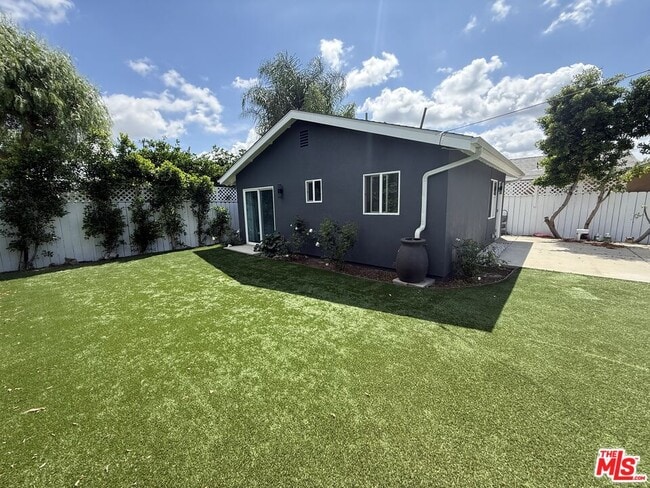 Foto del edificio - 7512 Jamieson Ave