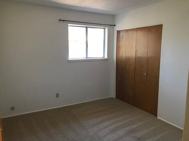Foto del edificio - 329 W Oak Ave