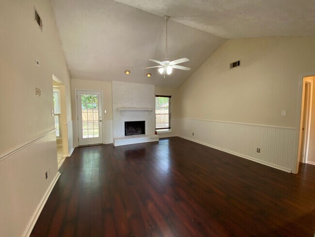 Foto del edificio - Adorable 3/2 on large corner lot