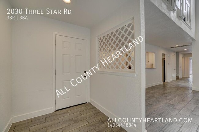 Building Photo - 3-bed/ 3-bath townhome close to UCO!
