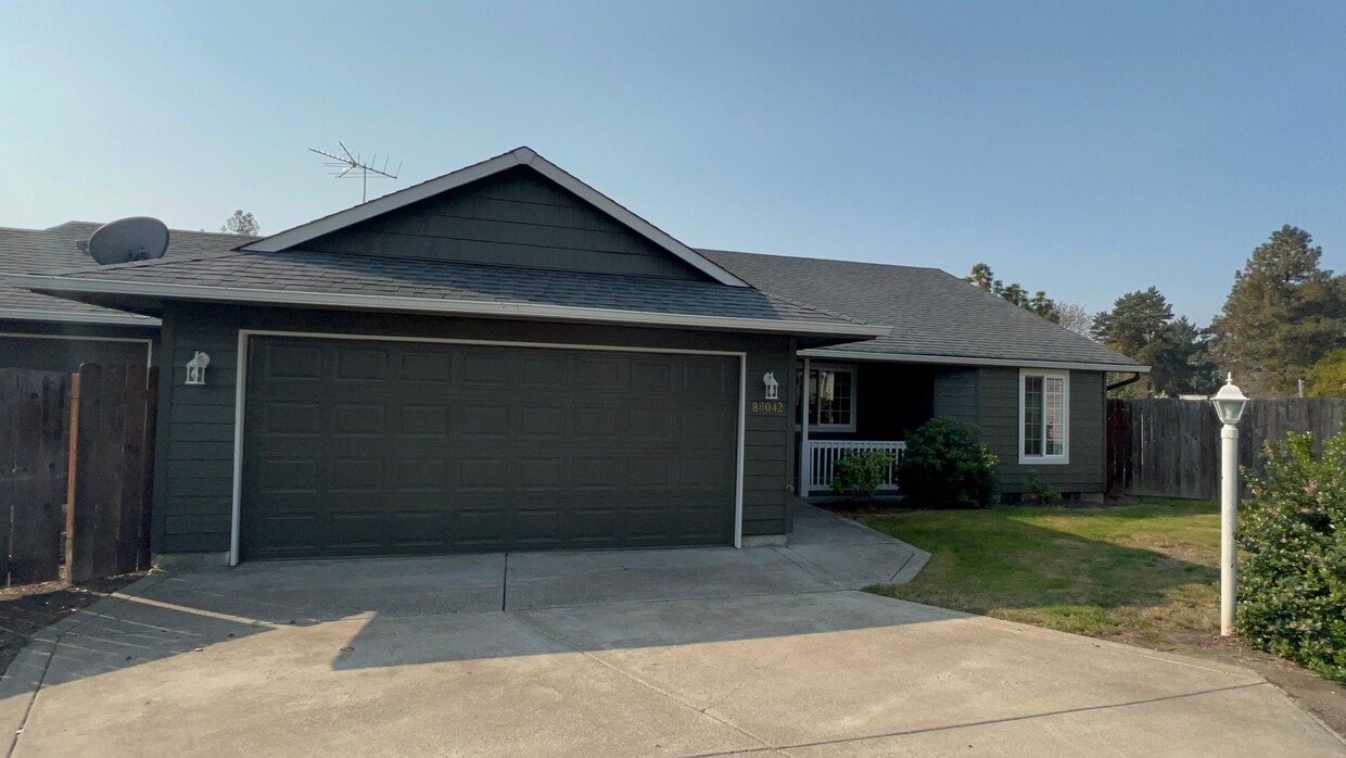 Primary Photo - Charming Veneta Home!
