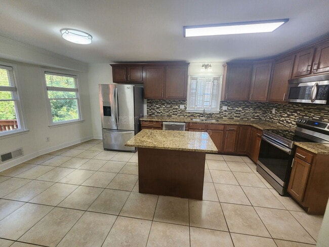 Foto del edificio - 4860 Tremont Dr NE
