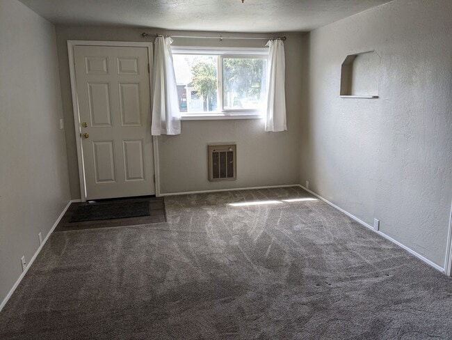 Foto del edificio - Nice 2-Bedroom, 1-Bath Corner Lot Home In ...