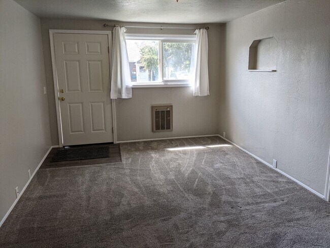 Foto del edificio - Nice 2-Bedroom, 1-Bath Corner Lot Home In Springfield!